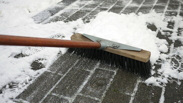 Mivel szórjuk fel a kertben a járdát vagy a lépőköveket, ami nem árt a növényeknek?