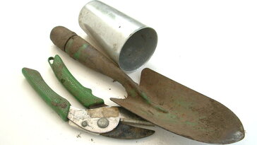 Mi történik a kerti szerszámokkal, ha kint telelnek? – A csendes romlás története