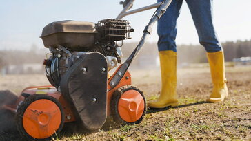 Tavaszi rajt a kertben: Így alapozzuk meg a dús pázsitot és a termékeny konyhakertet