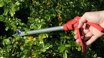 A metszőolló, ami +60 centivel hosszabbítja meg a karod – és eléri mindazt, amit te nem!