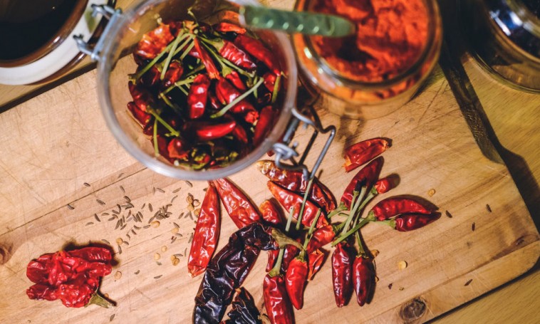 Csípős ízek télire: 6 módszer a chili tartósítására