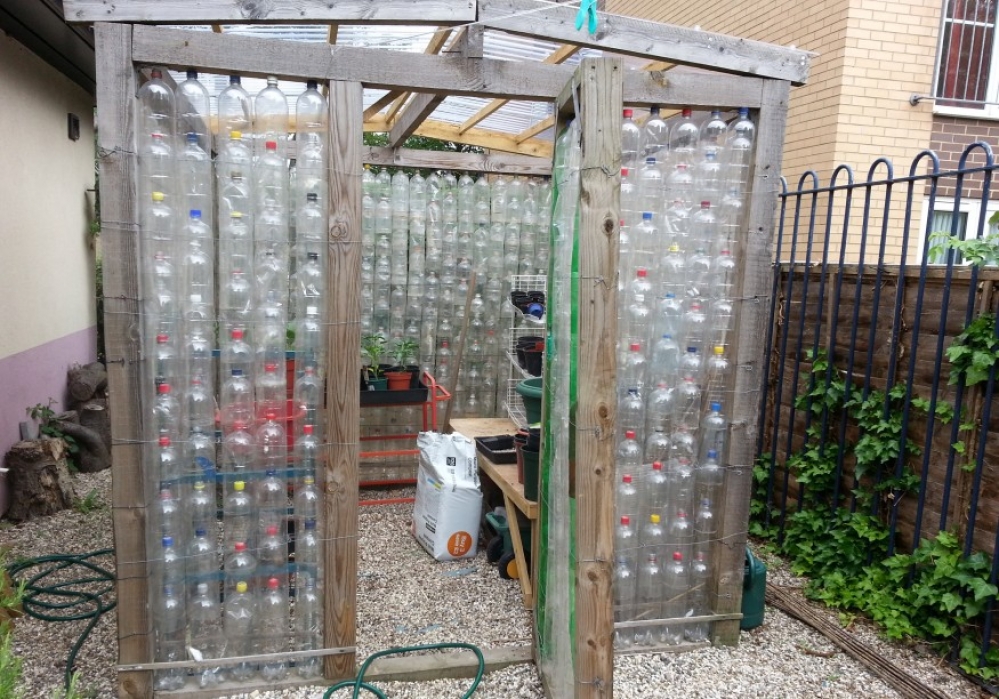 1000 vizespalackból építünk kerti melegházat