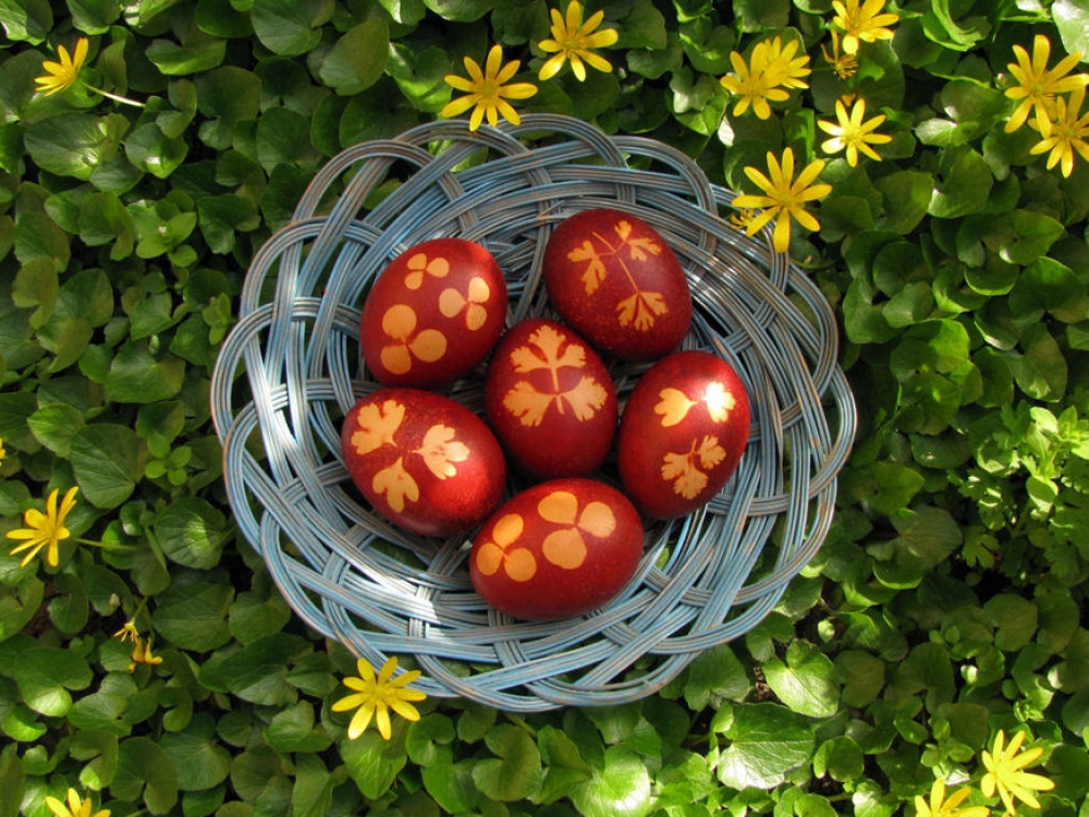 Húsvéti tojásfestés vöröshagymahéjjal