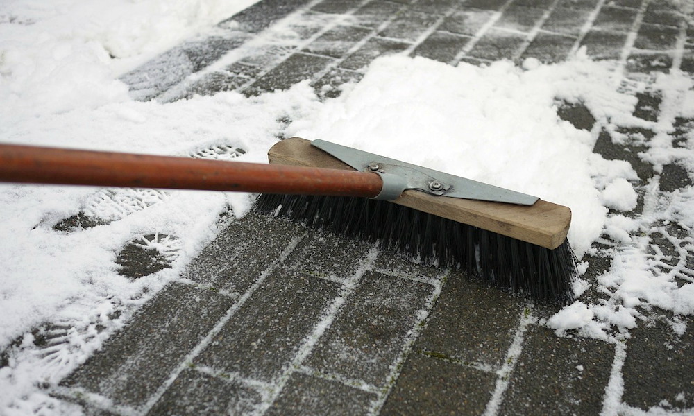 Mivel szórjuk fel a kertben a járdát vagy a lépőköveket, ami nem árt a növényeknek?