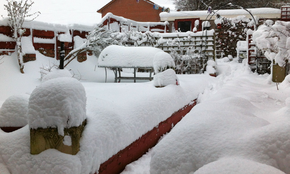 Miért jó – vagy nem jó – a vastag hótakaró a kertnek?