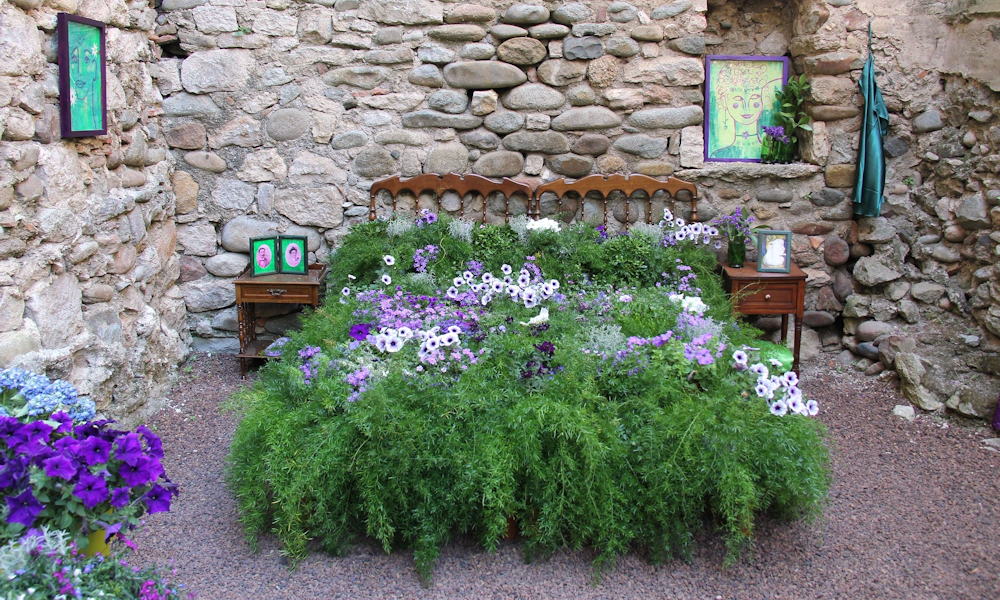 Amikor a virágágy szó szerint ágy lesz – DIY útmutató valódi virágágyhoz