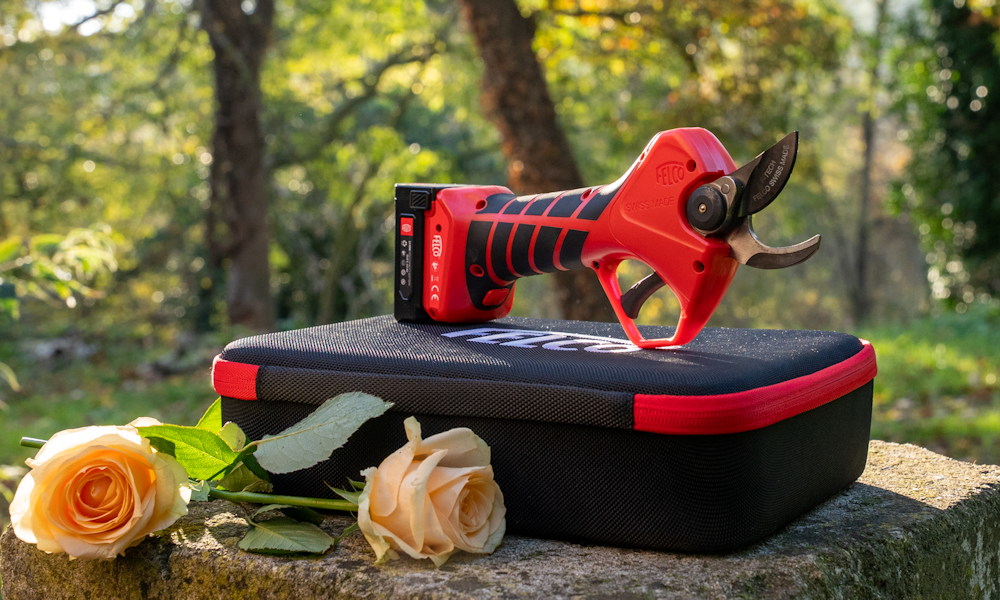 Akkus újdonság a metszési szezon kezdetén: végre itt van az elérhető árú FELCO 2e metszőolló